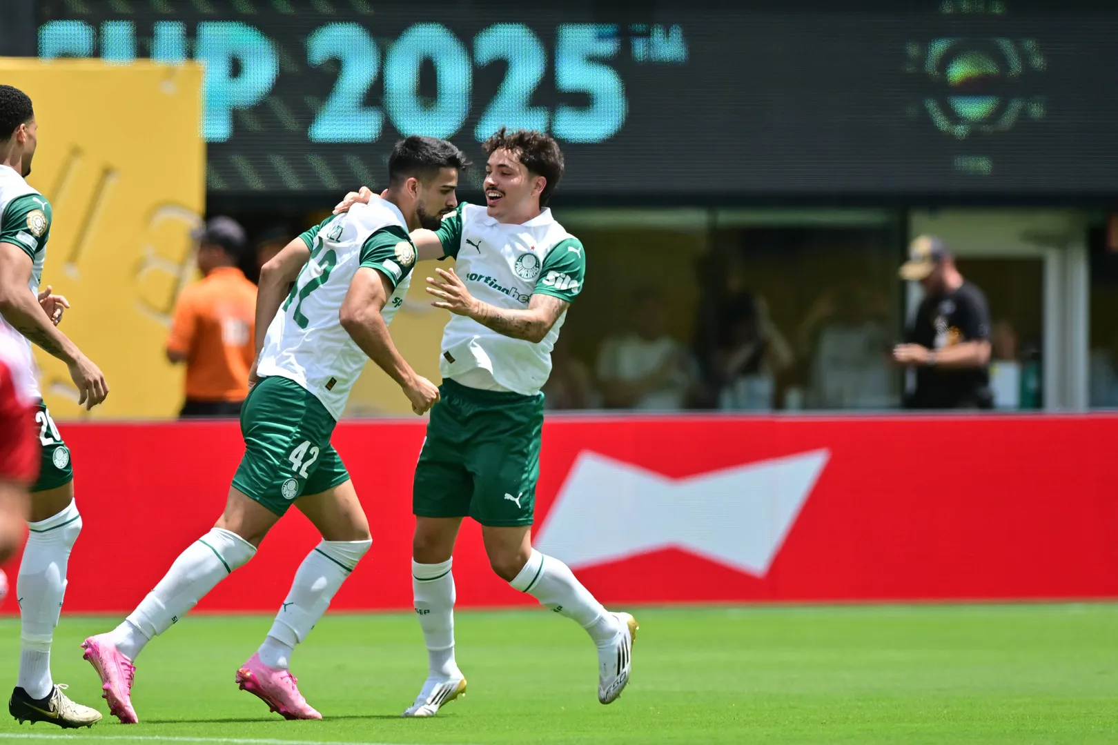 Maur&iacute;cio e Flaco L&oacute;pez celebram gol do Palmeiras