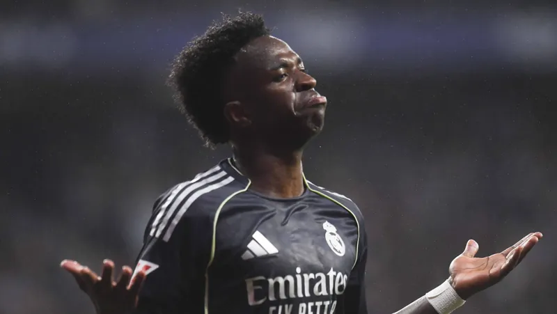 Vinicius J&uacute;nior adia t&iacute;tulo do Barcelona em jogo que ilustra a temporada do Real Madrid
