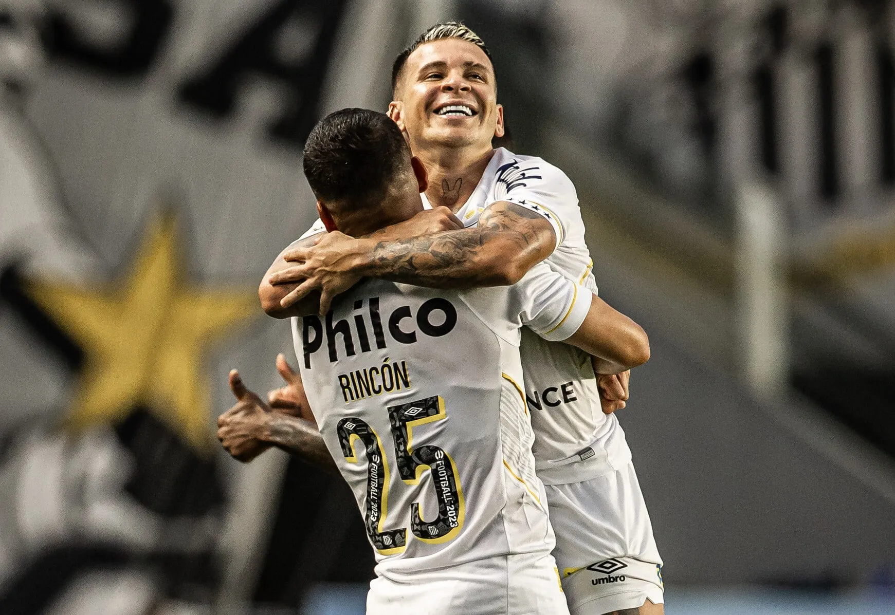Rinc&oacute;n e Soteldo comemoram contra o Vasco