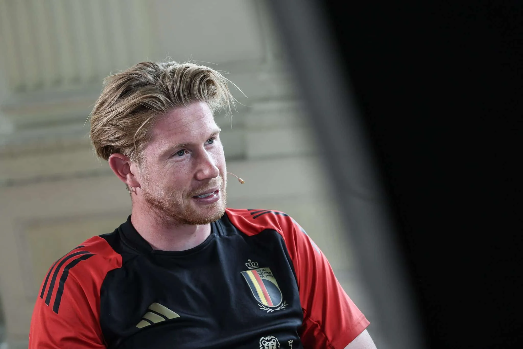 De Bruyne revela conversas com representante saudita e d&aacute; resposta ao Manchester City sobre sa&iacute;da