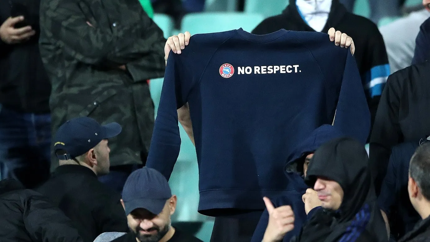 Uefa declarou &ldquo;guerra ao racismo&rdquo;, mas continua travando-a com uma baioneta