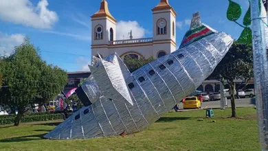 Cidade colombiana d&aacute; show de desrespeito e coloca avi&atilde;o similar ao da Chapecoense em decora&ccedil;&atilde;o natalina