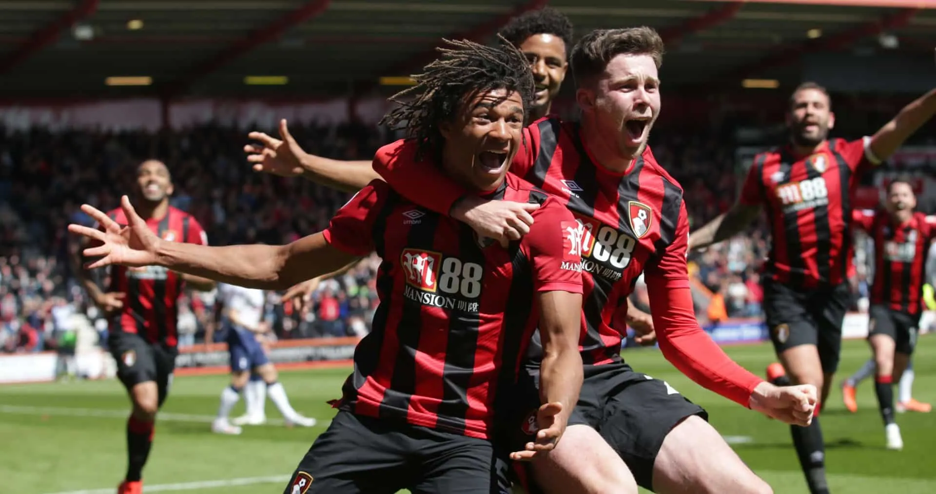 O Tottenham viveu dois jogos distintos em um s&oacute; e as expuls&otilde;es custaram a derrota contra o Bournemouth