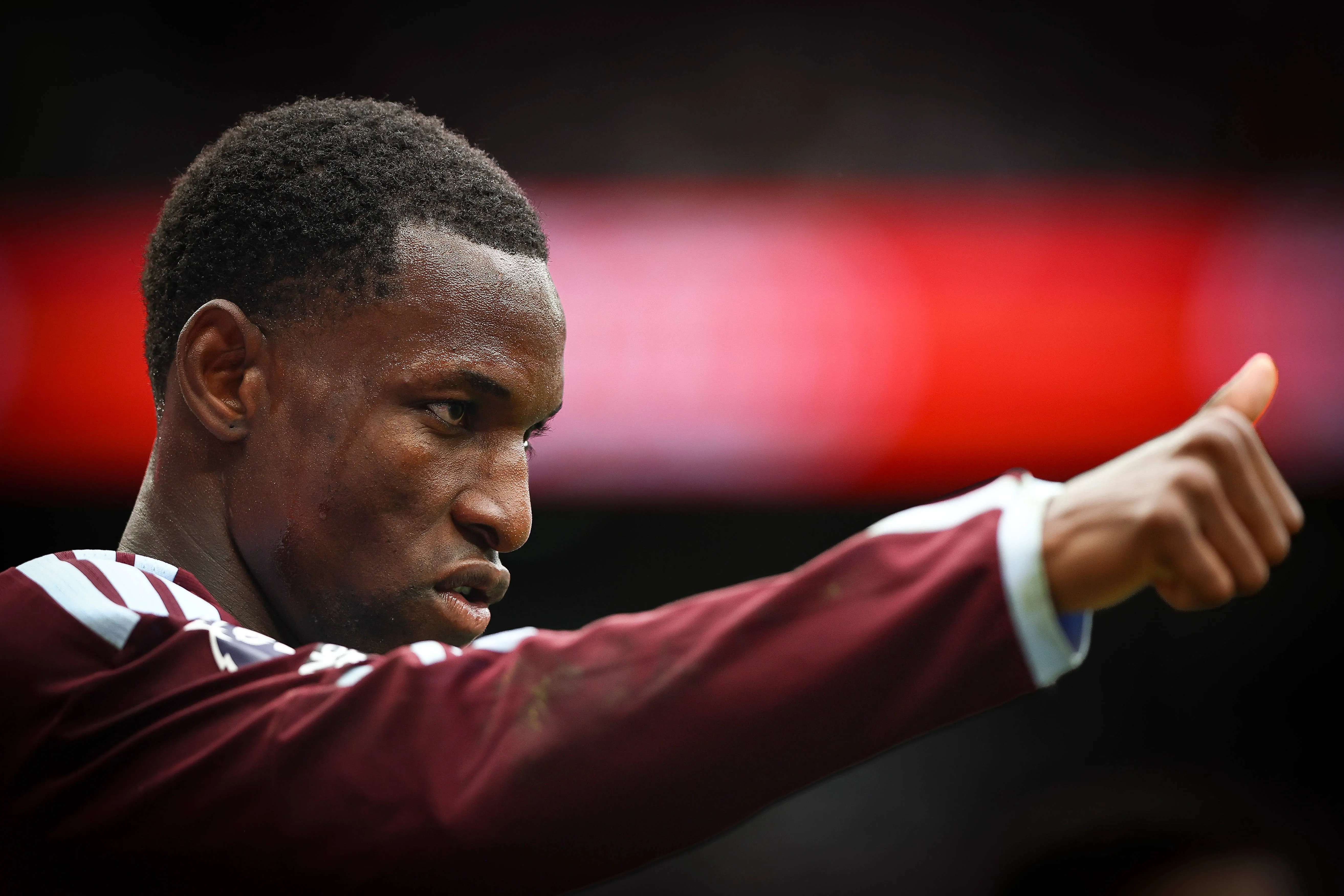 Nicolas Jackson comemora primeiro gol nesta Premier League pelo Aston Villa 