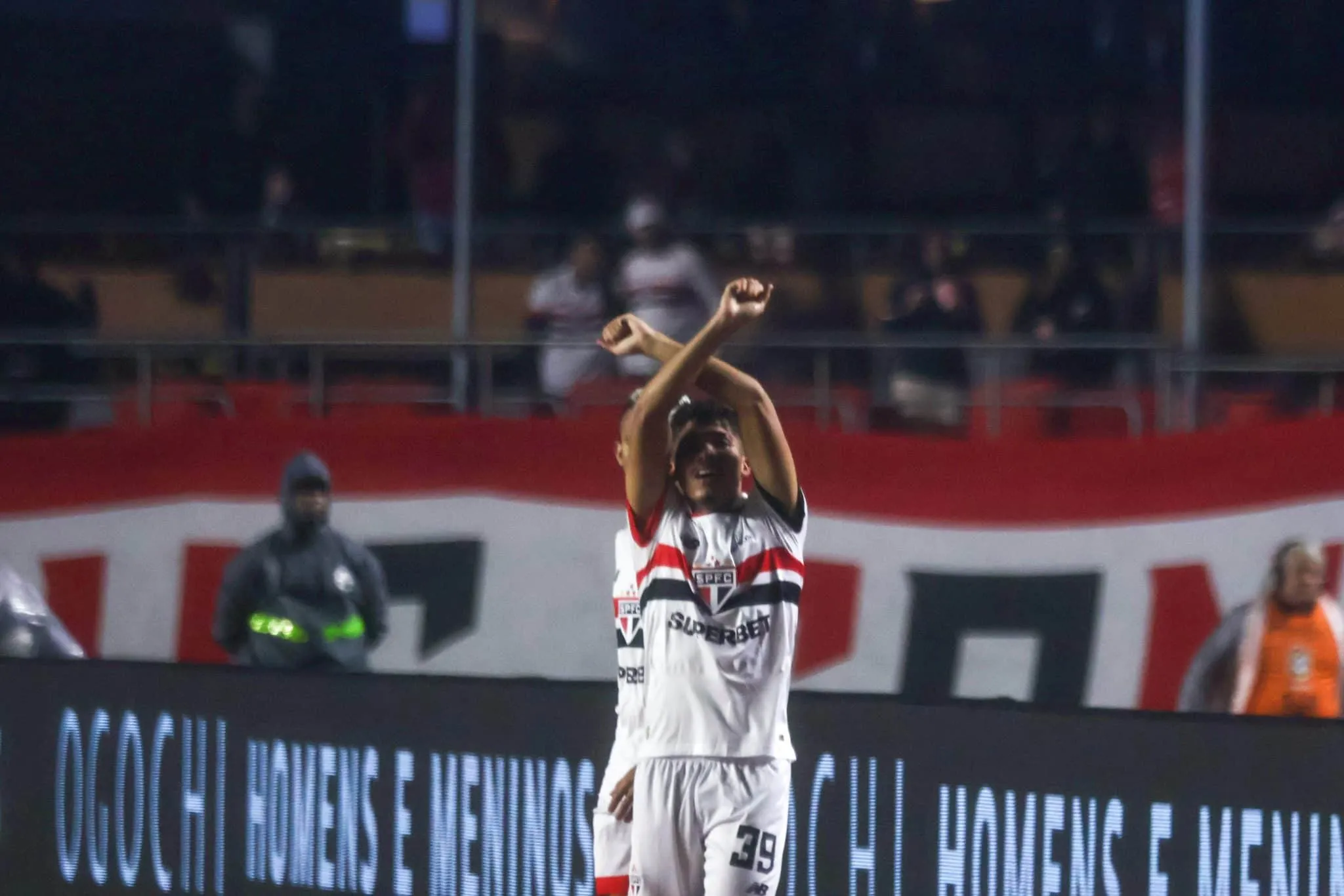 William Gomes repete gesto de Lucas e &eacute; estrela do S&atilde;o Paulo contra o Vit&oacute;ria