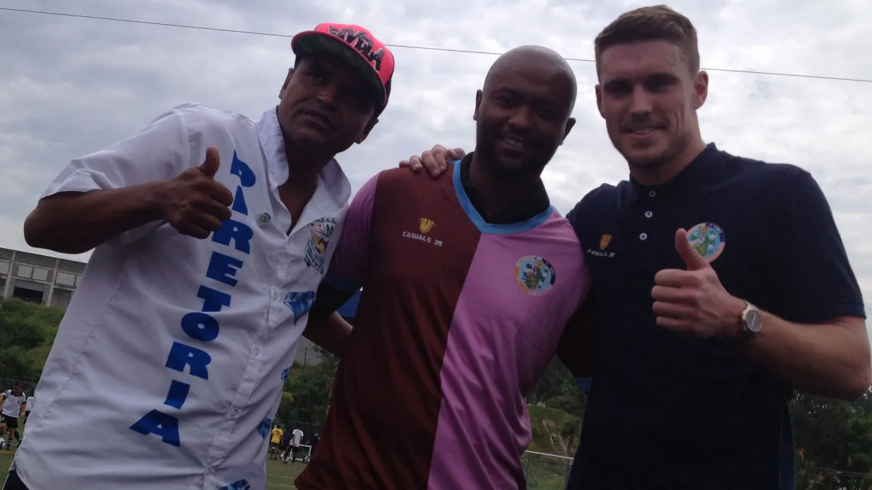 Kl&eacute;ber ganhou camisa do Corinthian-Casuals (Foto: Bruno Bonsanti/Trivela)