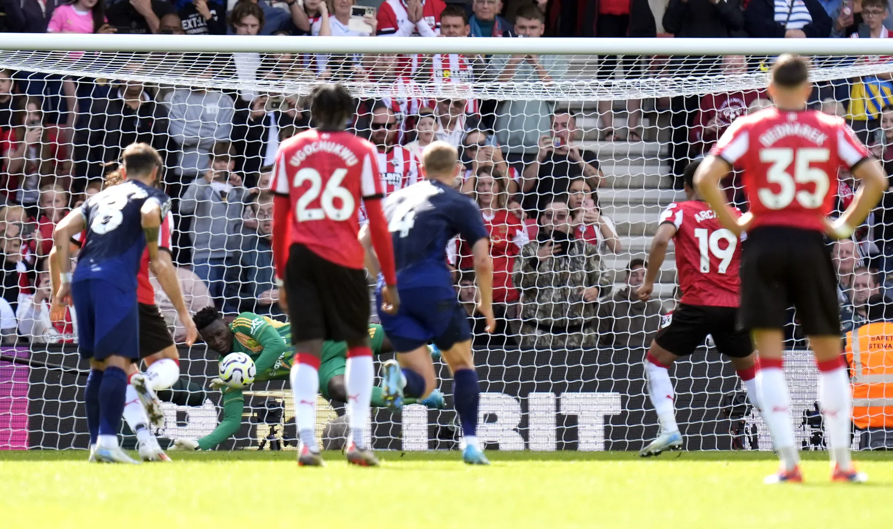 Foto: (Imago) - Onana defende p&ecirc;nalti de Archer em Southampton x Manchester United