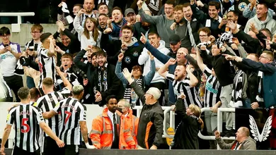 Newcastle superou uma armadilha perigosa, goleou o Brighton e ficou a uma vit&oacute;ria da Champions