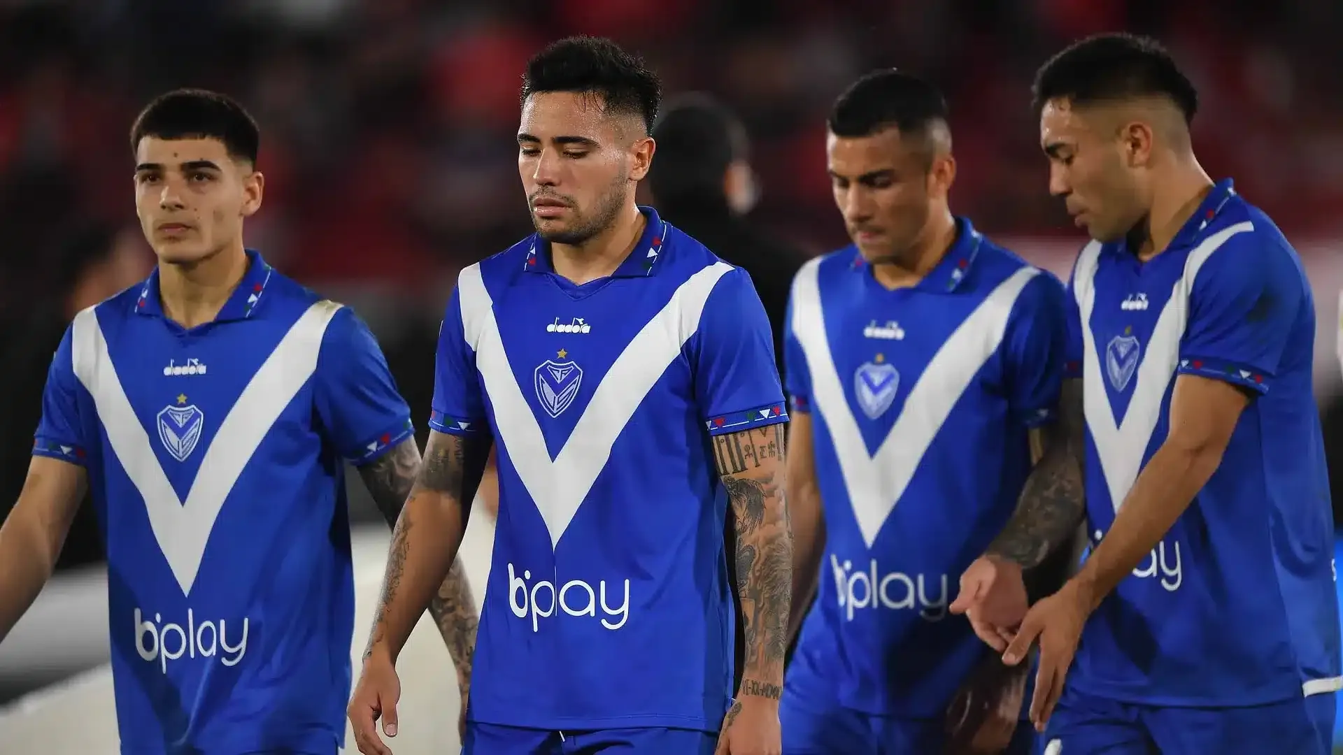 Barras do V&eacute;lez agridem jogadores e, no dia seguinte, ainda invadem sede do clube