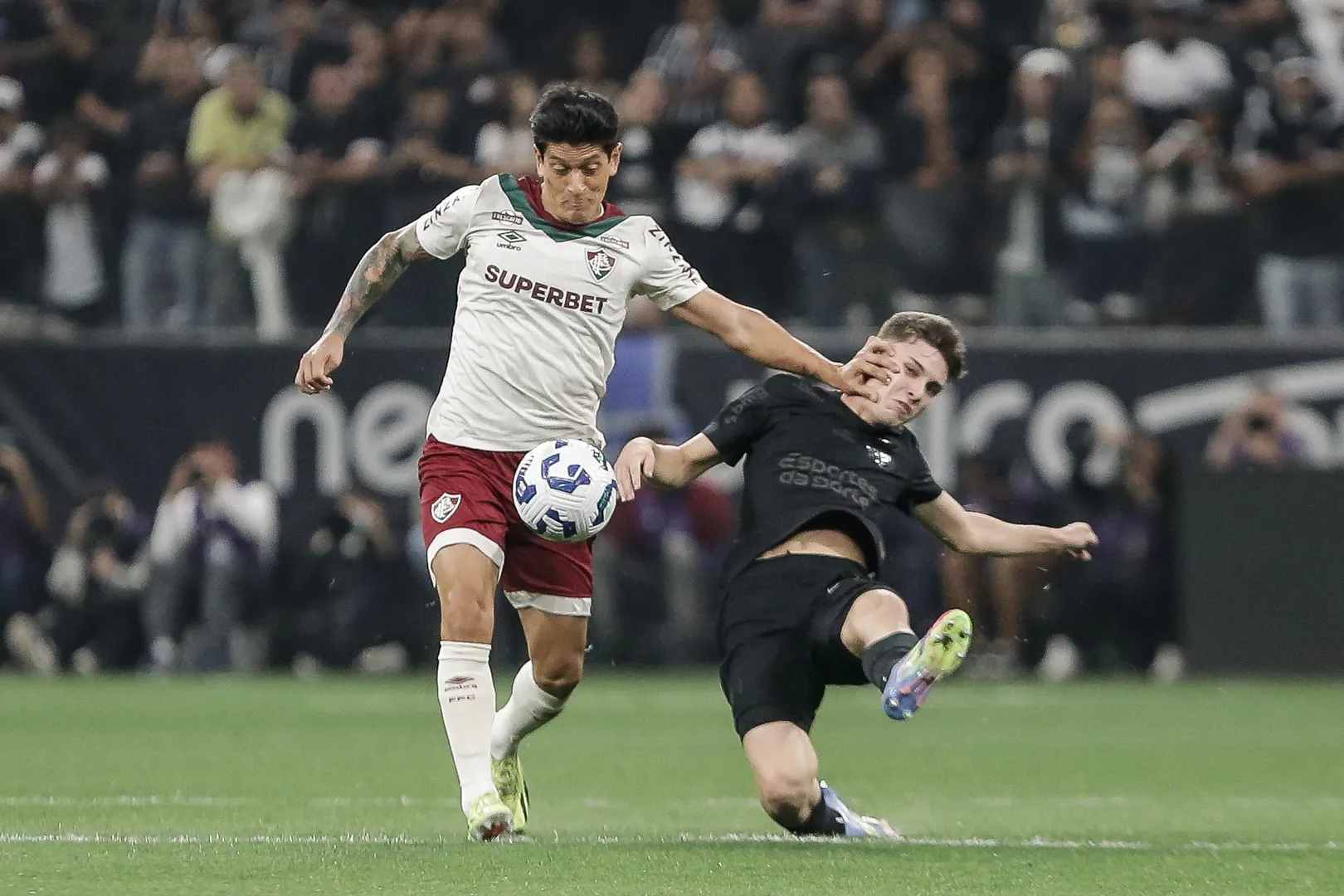 Cano divide bola com Bidon em jogo entre Fluminense e Corinthians