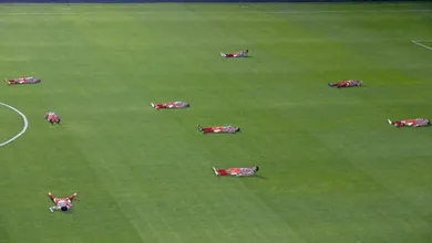 Deitados, jogadores do Oper&aacute;rio protestam contra a &ldquo;morte do futebol brasileiro&rdquo;