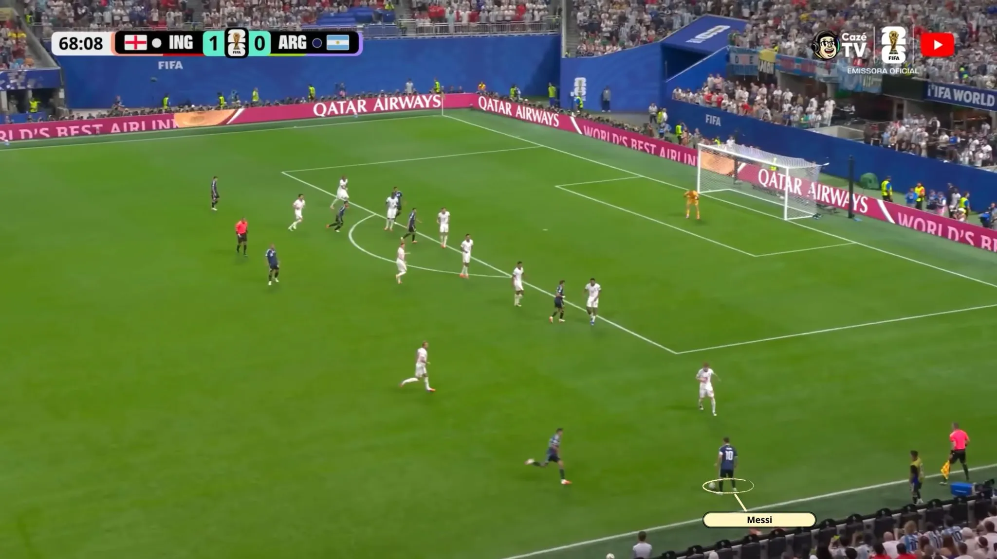 Messi como ponta direita antes de criar grande chance em Argentina x Inglaterra