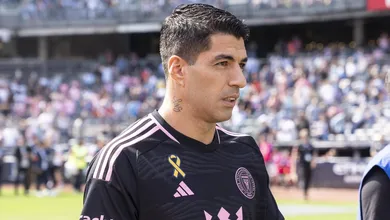 Su&aacute;rez revela bastidores com Gerrard no Liverpool e desabafa sobre sa&iacute;da do Barcelona