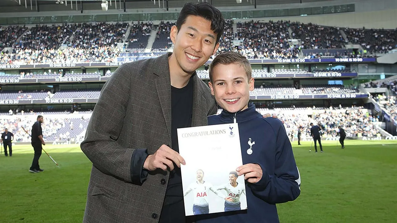 Her&oacute;i do Tottenham, gandula fala sobre rea&ccedil;&atilde;o de Mourinho: &ldquo;Aquilo fez o meu dia. Minha vida, na verdade&rdquo;