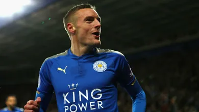 O m&aacute;gico Leicester voltou por uma noite e, com gola&ccedil;os de Vardy e Mahrez, bateu o Tottenham